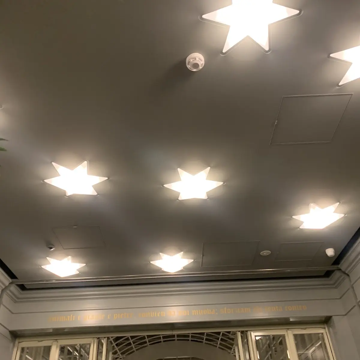 グッチ オステリア ダ マッシモ ボットゥーラ トウキョウの天井