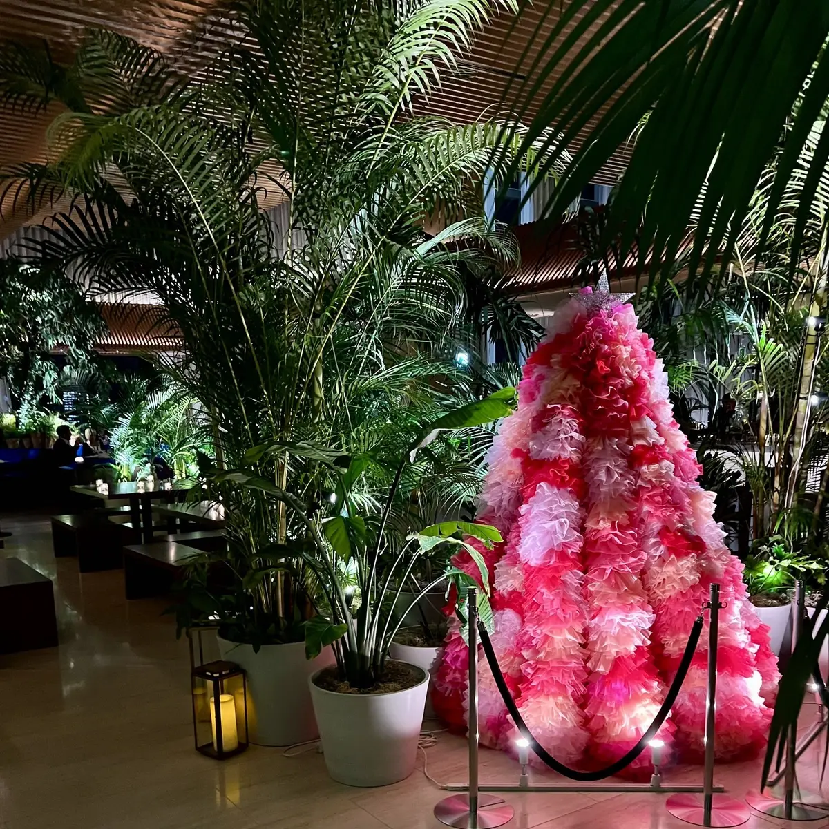 東京エディション虎ノ門　ロビー　クリスマスツリー