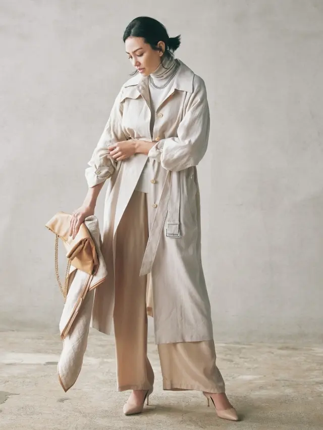 ふんわりと空気をはらむ春の薄軽ワイドパンツがワントーンを軽やかに