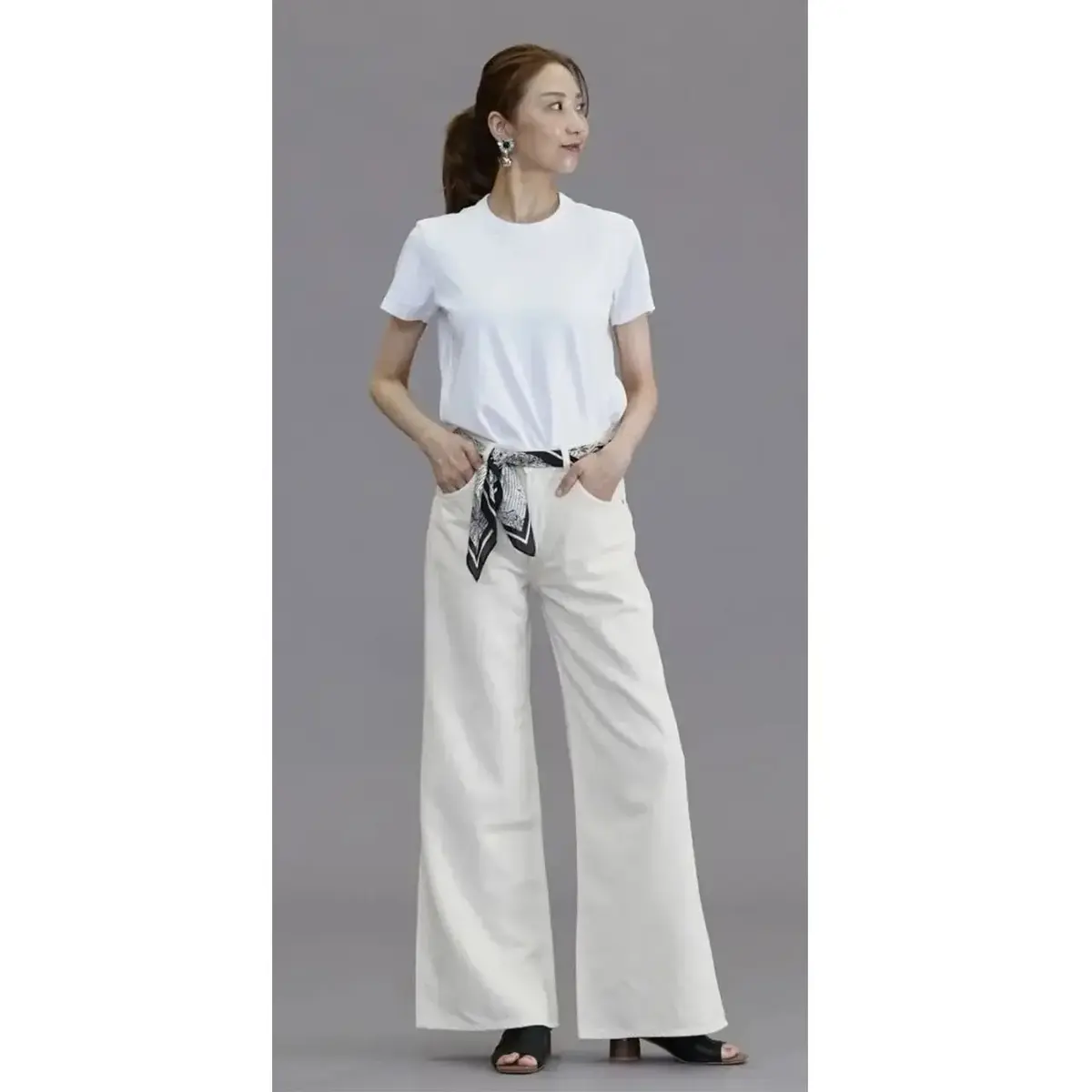 【おしゃれな50代のTシャツコーデ5選】シンプルになりすぎない工夫も！一枚でサマになる大人の着こなし