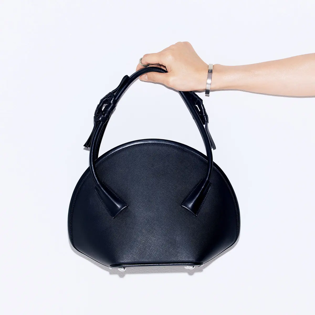 新時代の 50 歳にふさわしい 軽やかな名品と歩んでいきたい