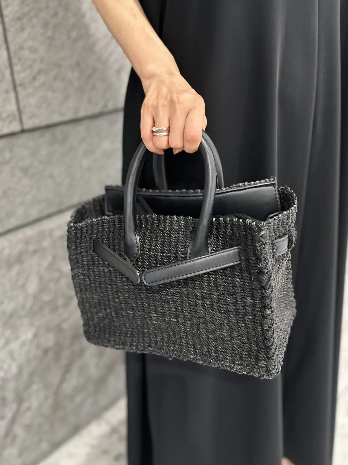 シンプルなワンピースにはレオパード柄でアの画像_7