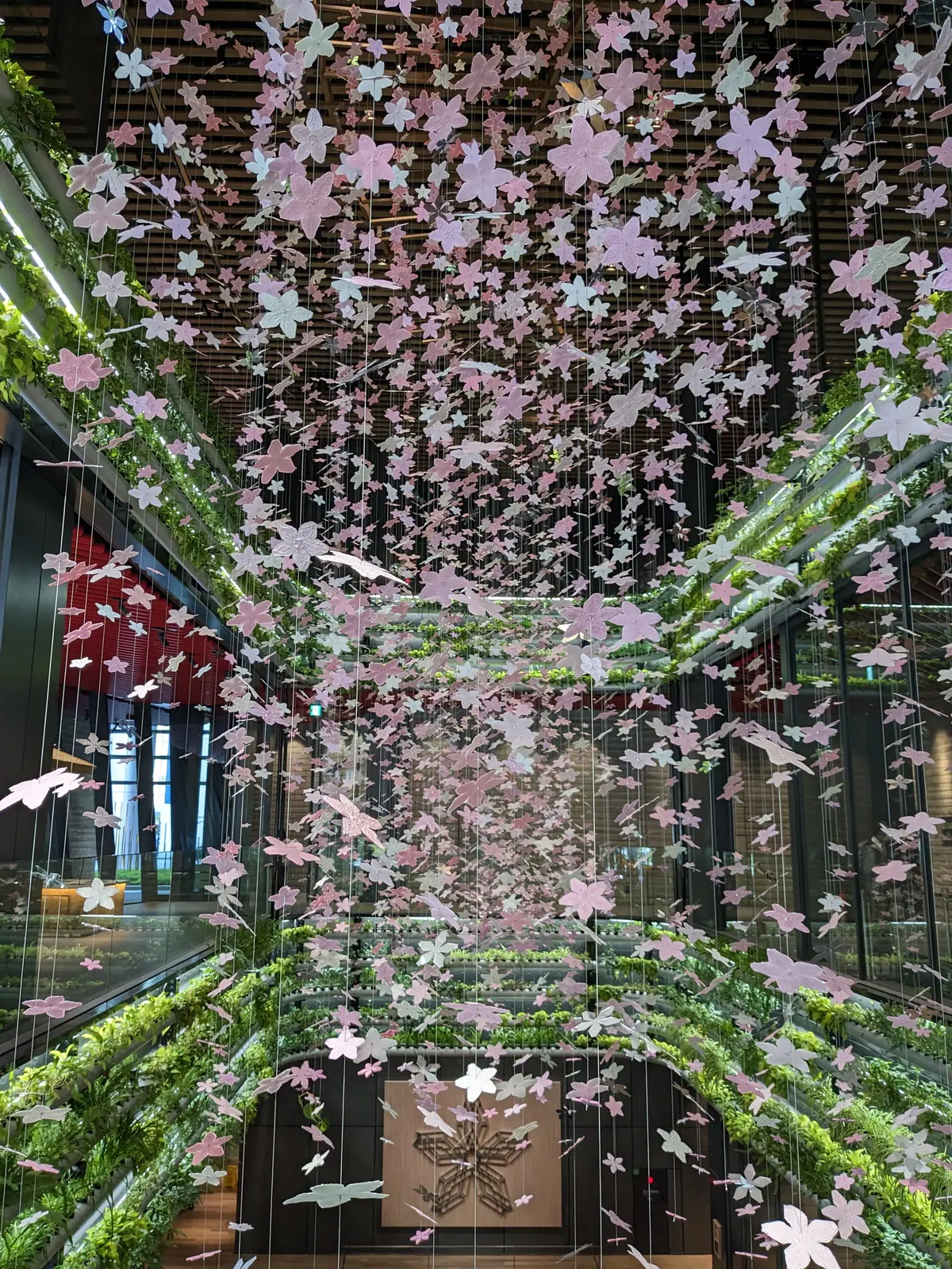 吹き抜け部分には桜が舞っています