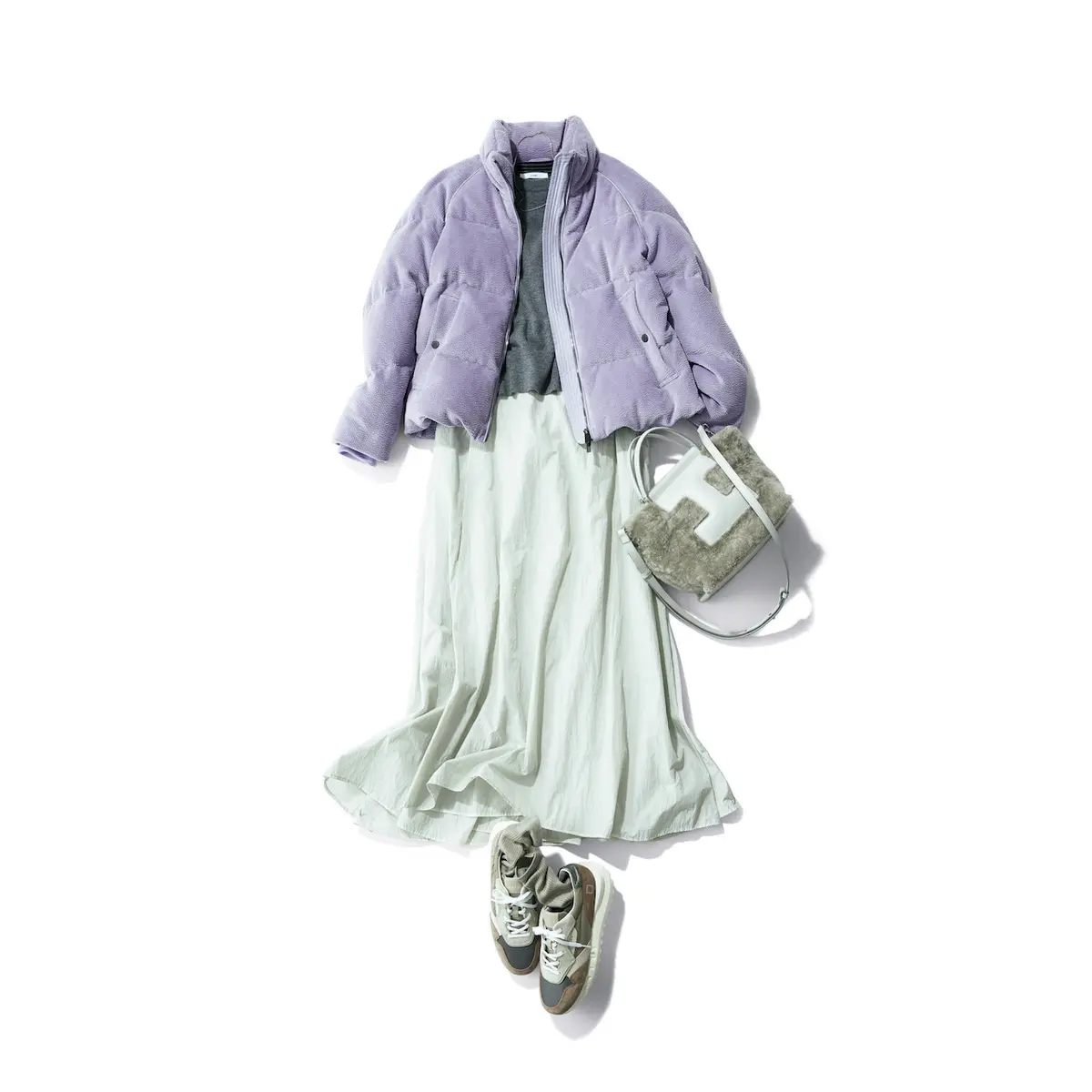 ラベンダーカラーのダウンコートと白スカートのコーディネート