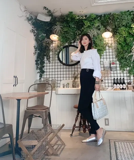 オフショルダーシャツで赤坂のcafeへの画像_2