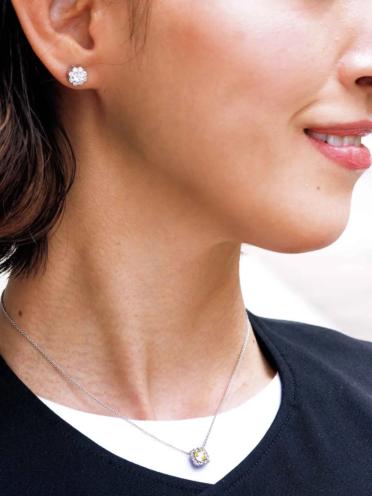 細部にエッジの効いた ジレ&タイトスカートの新鮮バランス