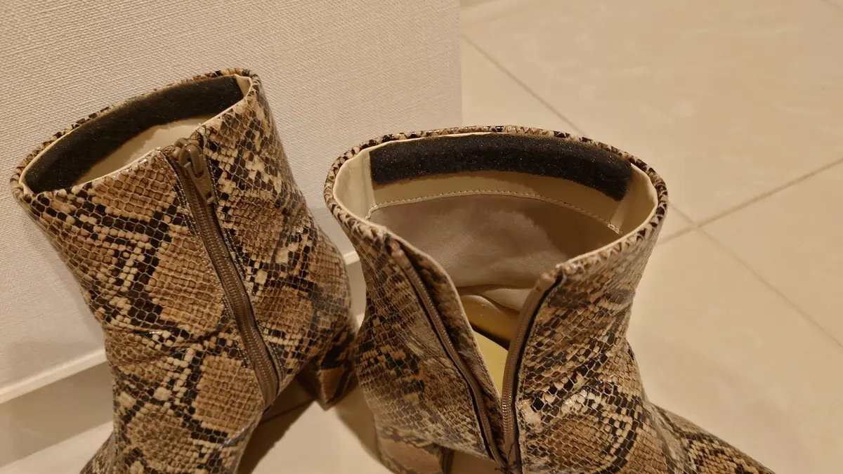 隙間テープを貼ったブーツ