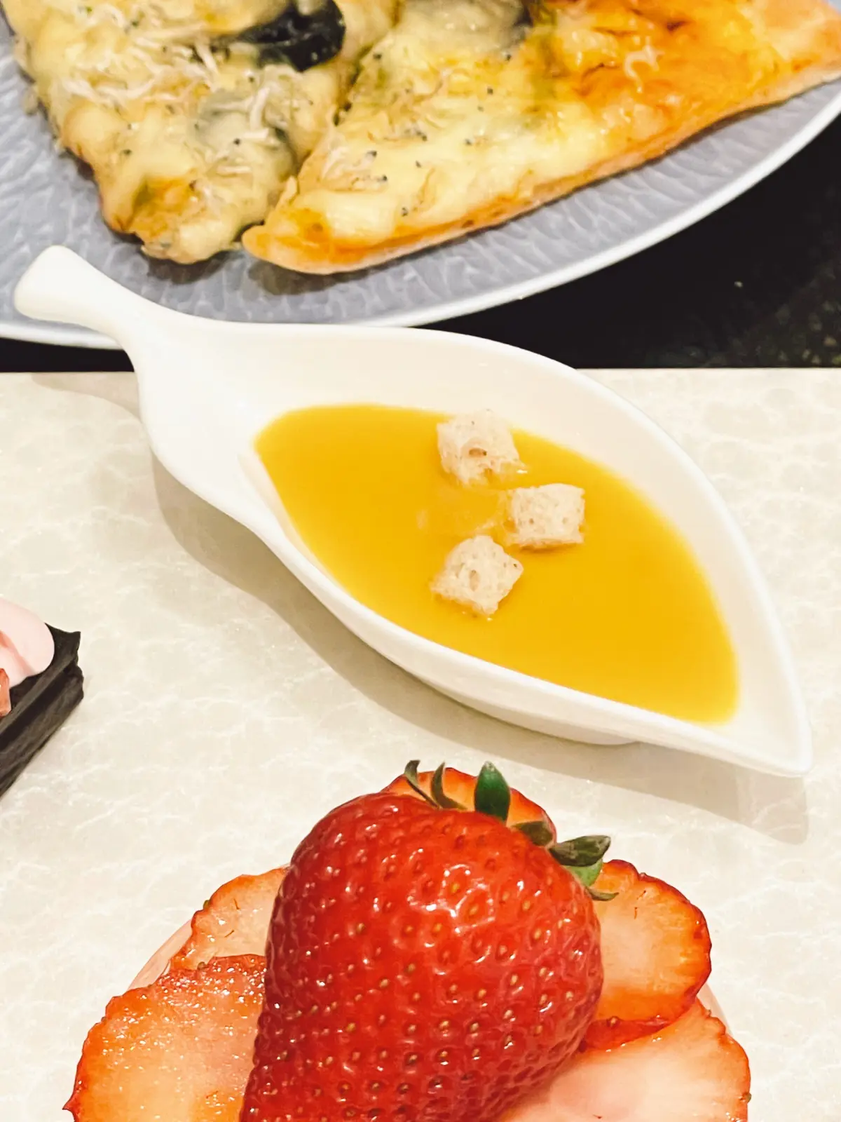 東京會舘、本舘、東京會舘本舘、フォアグラ、フォア・グラ、ポタージュ、フォアグラ入り野菜のポタージュ、ポタージュ、スープフリーフロー、苺づくしのアフタヌーンティーセット、アフタヌーンティー、苺アフタヌーンティー、ストロベリーアフタヌーンティー