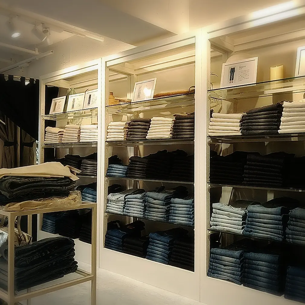 ヤヌーク青山の店内、デニム