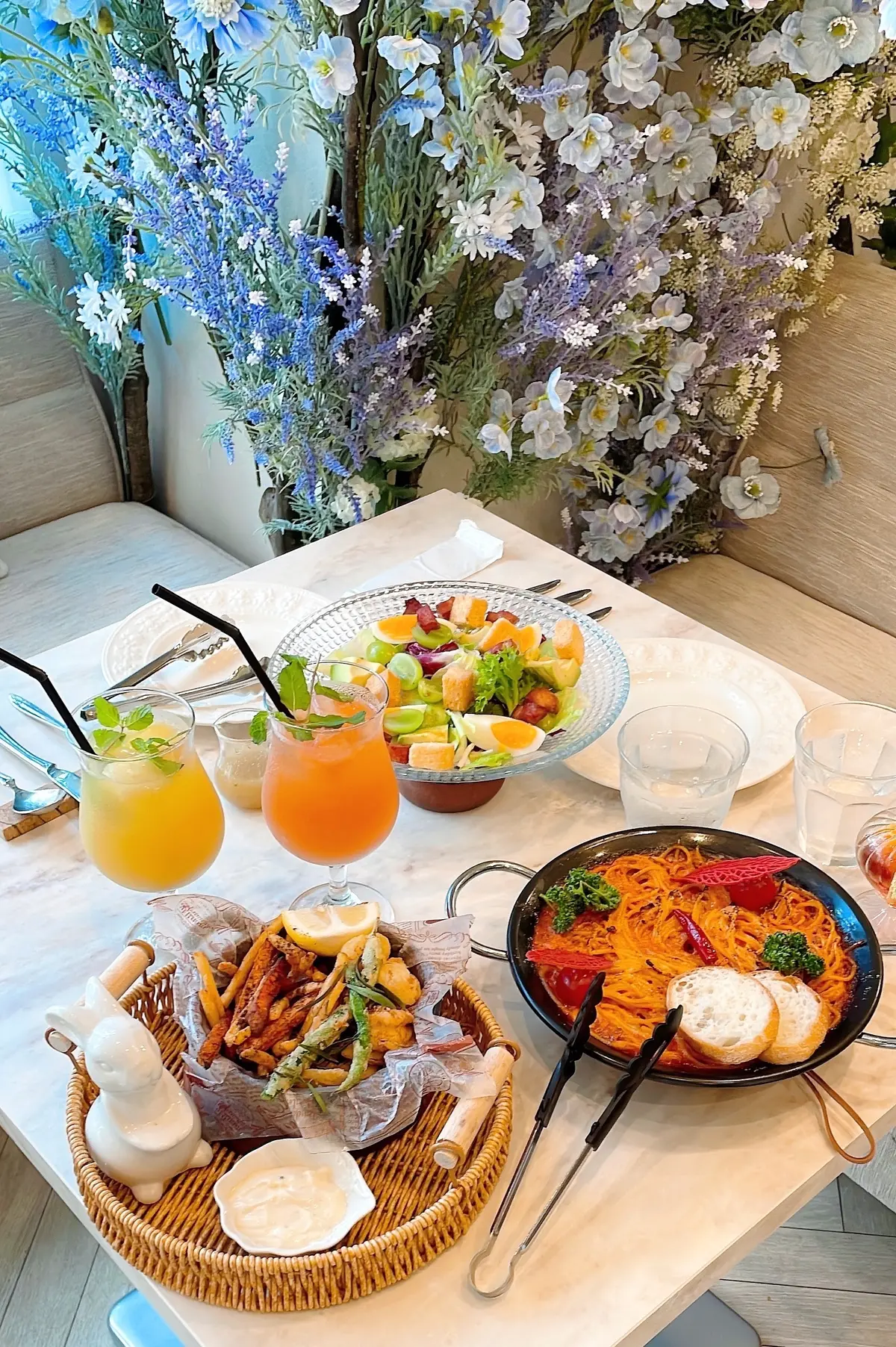 お料理、ランチ、ブランチ、カフェ、HAUTE COUTURE BRUNCH 、オートクチュールブランチ、外観、ガラス張り、入り口、ラベンダー、期間限定、可愛い、可愛いお店、カフェ、レストラン、オールダイニング、焼きパスタ、マフィオーゼ、トマトソース、フリッター、フライ、ポテト、可愛い、ランチ、女子会、サラダ、フルーツサラダ、オレンジジュース、ピンクグレープジュース、エビ、エビのフリッター、海老、ウサギ、置物、飾り、可愛い、ラベンダー、ラベンダー畑、お花、お花の世界、お花の国、ソファ席、寛ぎ、店内、内装、お花、ラベンダーの世界、アーティフィシャルフラワー、青山、外苑前、SHEIN、ワンピース、白ワンピース、エキゾチック、エキセントリック、サンダル、ヤギ革、柔らかい、柔らかいサンダル、楽なサンダル、楽な靴、ブルーワンピース、ブルー柄、ブルー柄ワンピース、ノースリーブ、ノースリーブワンピース、マキシ丈、マキシワンピース、白コーデ、ホワイトコーデ、ホワイトブルーコーデ、夏服、夏ワンピース、夏服コーデ、夏コーデ、夏ファッション、ロング！ロングワンピース、ロングヘア、黒髪、焼きパスタ、パスタ、ボロネーゼ、トマトソース、トマトソースパスタ、フリッター、ランチ、女子会、エビ、海老、エビのフリッター、美味しい、プリプリ、プリプリ海老、ぷりぷりエビ、ぷりぷり海老、カゴ、カゴ皿、カゴトレー、鉄板、ピンクグレープジュース、グレープフルーツ、グレープフルーツジュース、オレンジ、オレンジジュース、うさぎ、ウサギ、置物、飾り、オブジェ、サラダ、フルーツ、フルーツさら、ガラスの器、ガラス皿、ガラスのお皿、 HAUTE COUTURE BRUNCH 、オートクチュールブランチ、外観、ガラス張り、入り口、ラベンダー、期間限定、可愛い、可愛いお店、カフェ、レストラン、オールダイニング、焼きパスタ、マフィオーゼ、トマトソース、フリッター、フライ、ポテト、可愛い、ランチ、女子会、サラダ、フルーツサラダ、オレンジジュース、ピンクグレープジュース、エビ、エビのフリッター、海老、ウサギ、置物、飾り、可愛い、ラベンダー、ラベンダー畑、お花、お花の世界、お花の国、ソファ席、寛ぎ