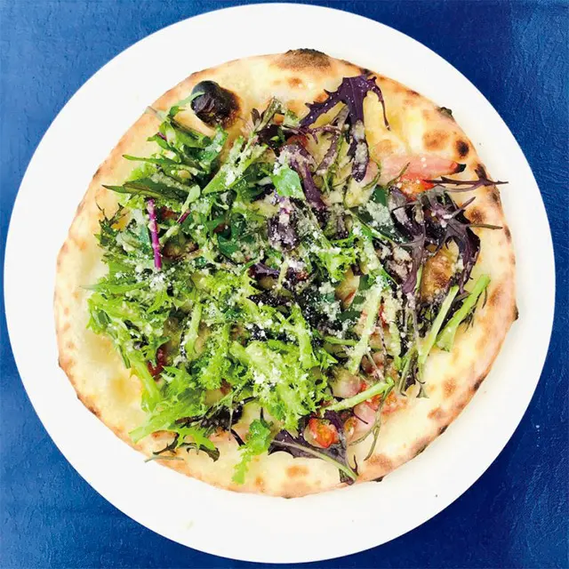 季節の地物野菜 を使ったピッツァ。写真はから し菜。ランチではサラダ・ドリン クつきで￥1,600。