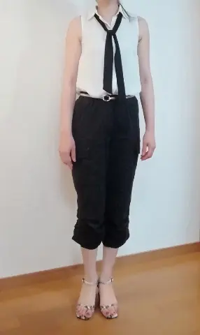 H＆Mのボウタイ付きノースリーブブラウス。ハンサムな印象です。