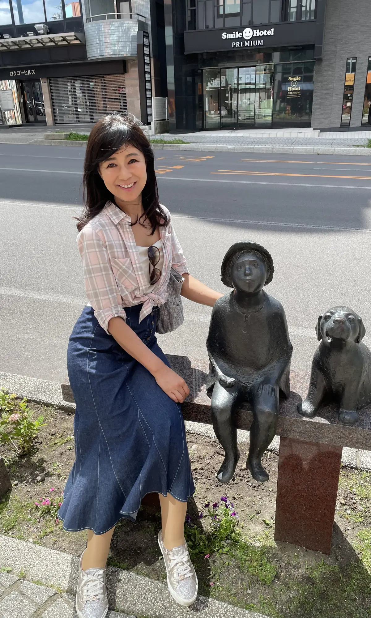 北海道、函館、五稜郭、犬、銅像、少女、女の子、五稜郭の近く、道路、セミロング、デニム、スカート、デニムスカート、スニーカー、MICHAEL CORS、マイケルコース、マーメイドスカート、サングラス、Oliver People、オリバーピープル、チェック、ピンクチェック、シャツ、チェックシャツ、ピンクチェックシャツ、チェック柄、ELLE、エル、