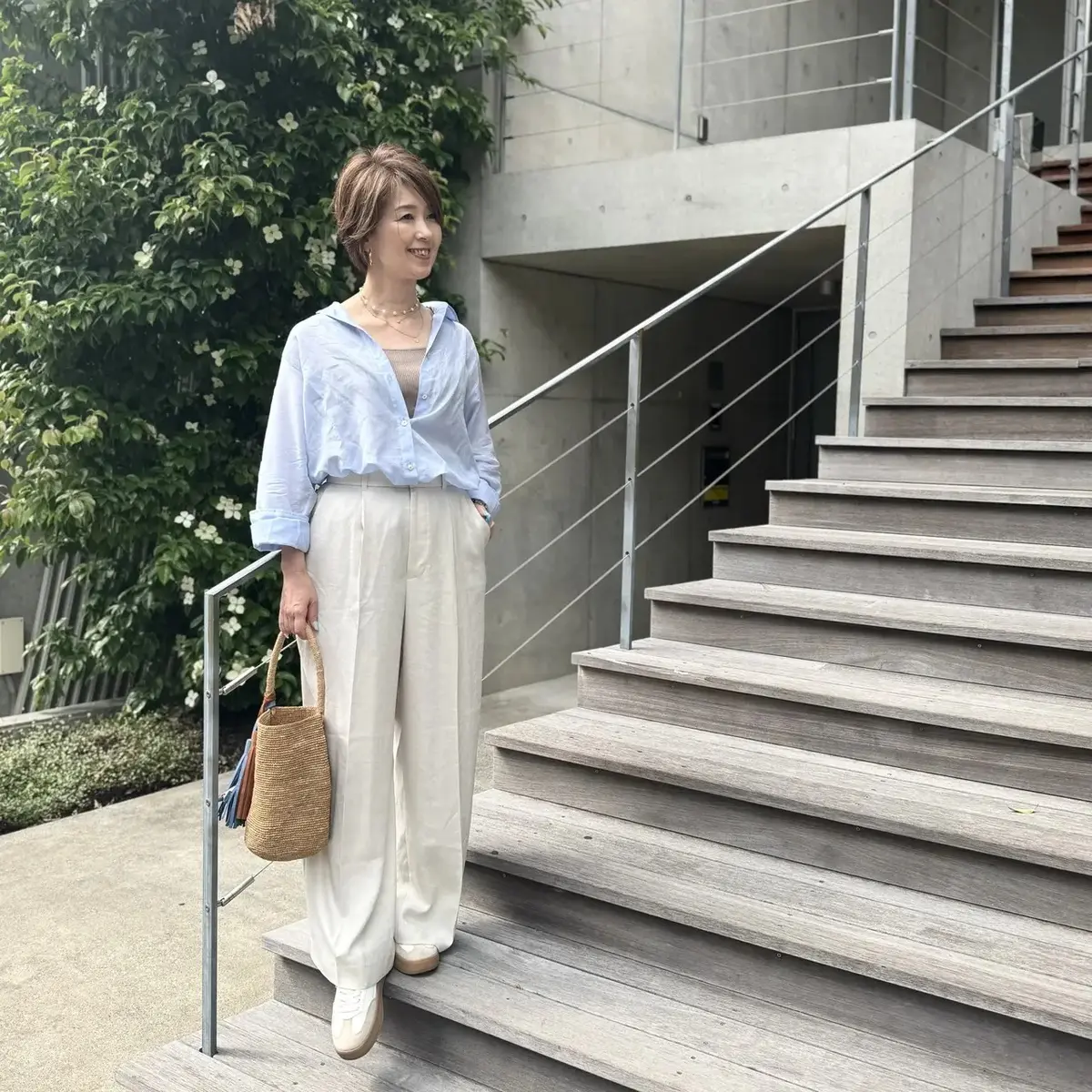 ブルーシャツでつくる大人の涼感カジュアル