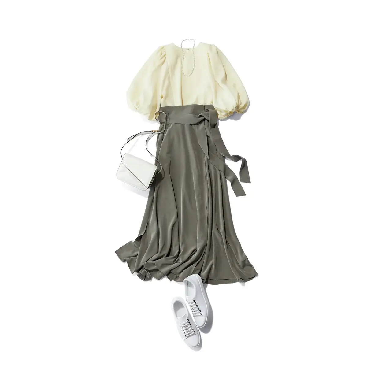 タフな印象のカーキはフェミニンなシルエットを描くことで優美に着こなす。