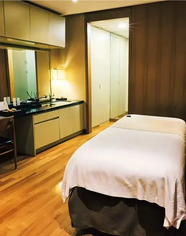 シャワーブースつきのトリートメントルームのほかジェットバスも完備！ トリートメントルームは広々。おすすめの「Full Care」W395,000（180分）は顔と体のトリートメントとヘッドスパつきのプレミアムなコース