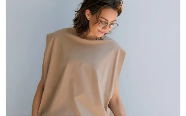 肩からわきがえぐれていないので、フロントから見るとボクシーなシルエットに