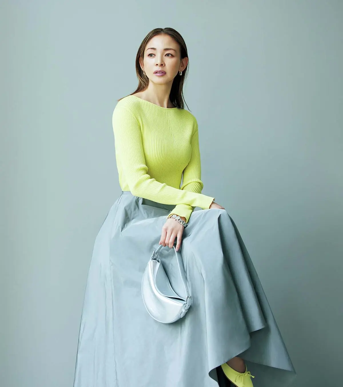 光沢グレーのスカートが 明るいシトラスイエローに エレガントなしゃれ感を加算