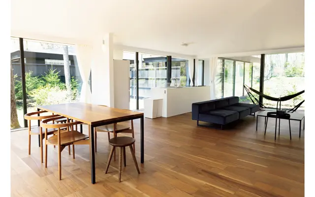 「貫の間」のリビングダイニング。建築デザインは、注目の建築家ユニット「TNA」によるもの。