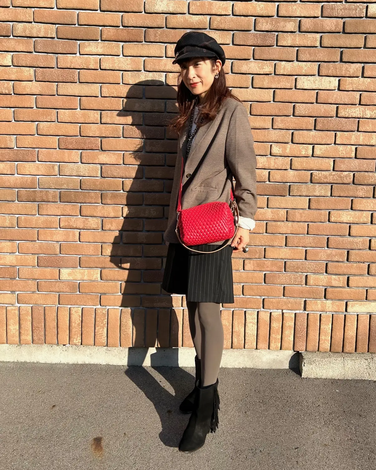 無印良品のブラウンジャケットに赤いバッグの画像_4