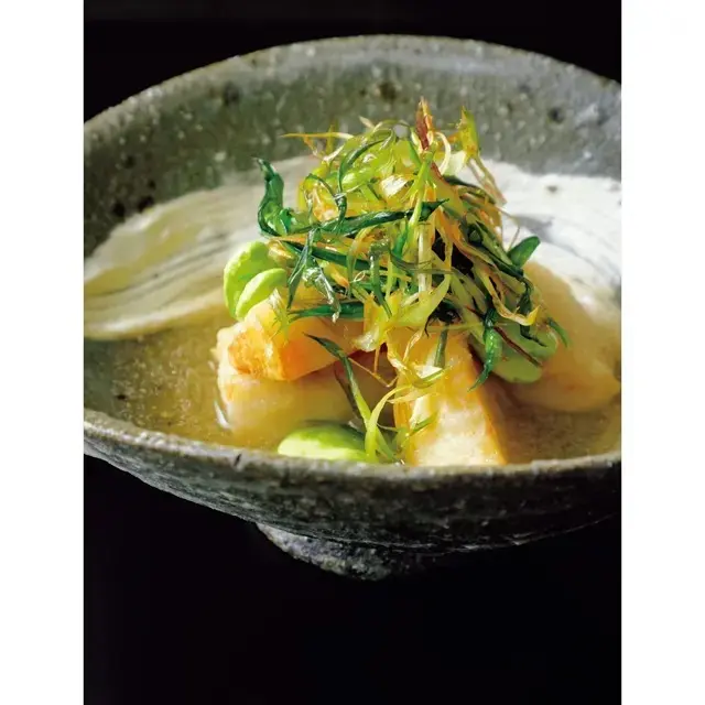 「ぐじと筍の揚げ出し」。ぐじは小麦粉、筍は米粉で揚げ、上にのるのは行者にんにくと空豆の素揚げ