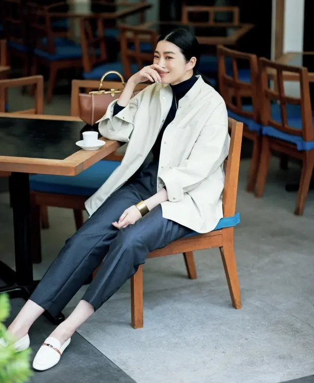 さっとはおるだけで上質感がアップするレザーのシャツジャケット