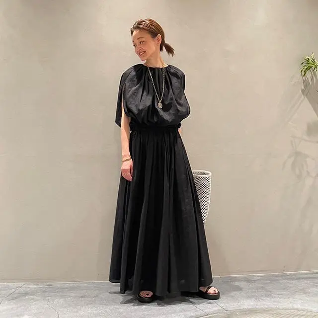 上品に華やぐ、ドラマティックなブラックドレス