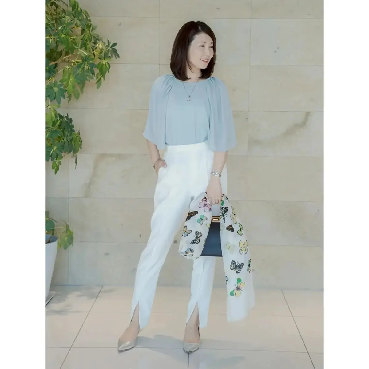 【50代のブラウスコーデ5選】夏から秋にかけて出番増！“美シルエット”叶える季節の変わり目に取り入れたい一着