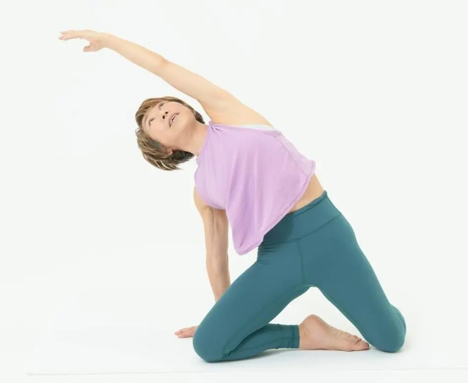 OurAge×Webエクラ　⑥左腕を大きく上に回していきながら、顔も上に向けます。