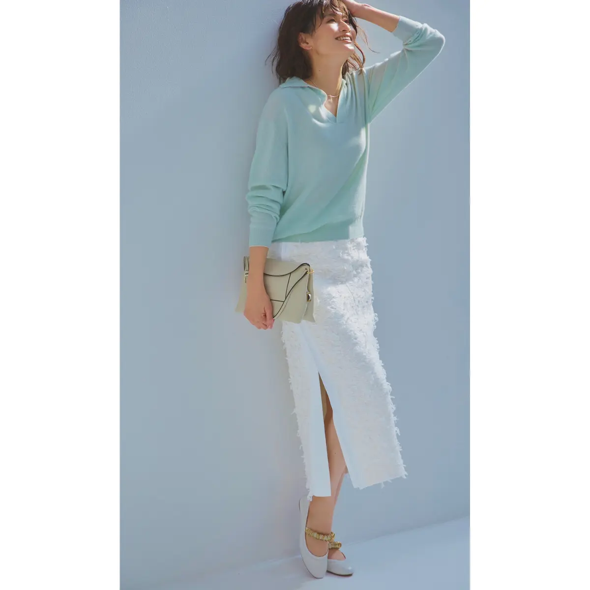 ライトブルーのニットに白タイトスカートを合わせたコーディネート　モデル・渡辺佳子