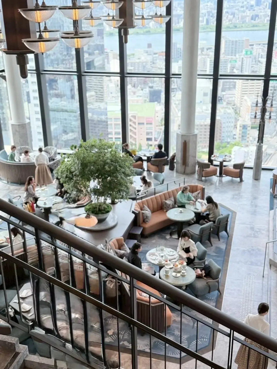 大阪でニューヨーク気分⁉︎ ウォルドーフ・アストリア大阪「ピーコックアレー」で優雅な大人のカフェタイム