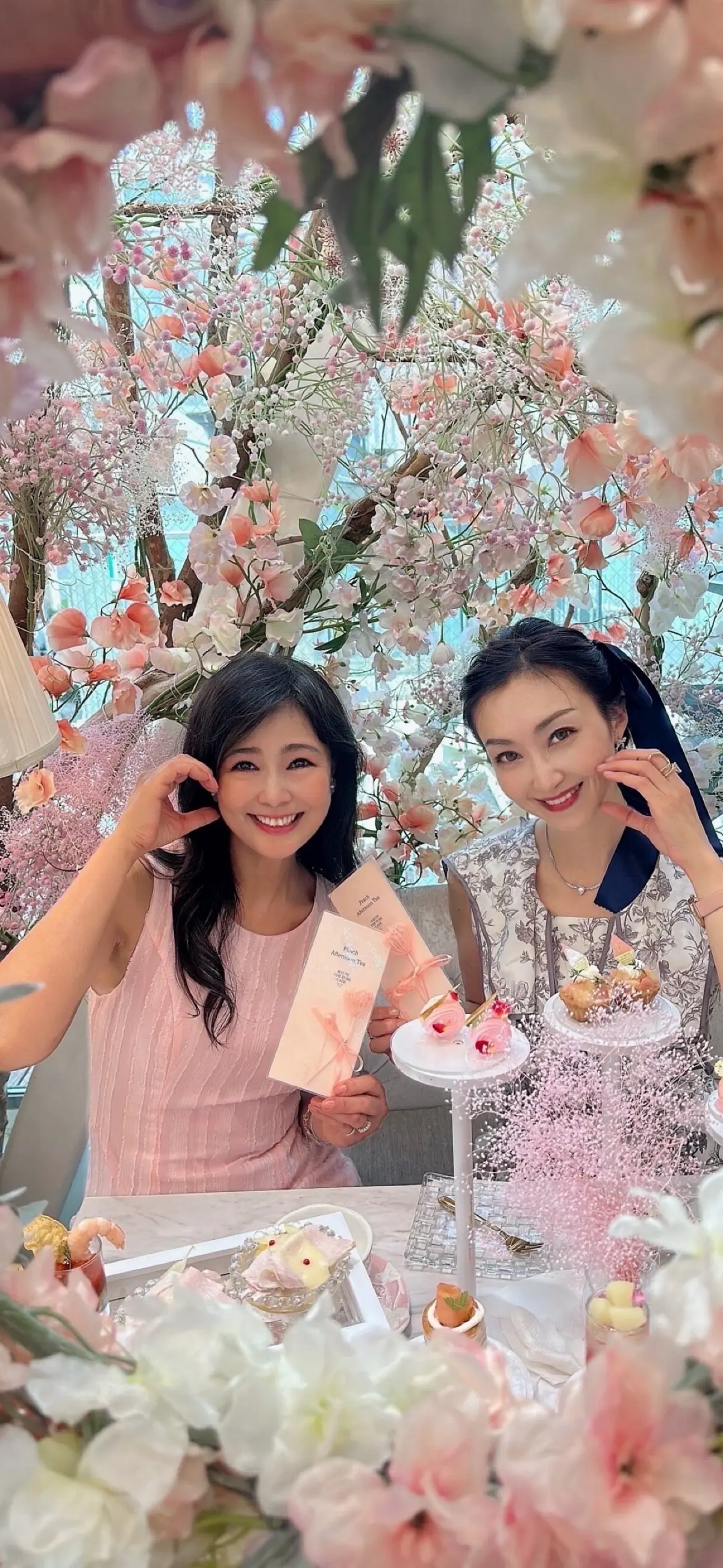 女子会、仲良しツーショット、表参道、HAUTE COUTURE CAFE表参道、HAUTE COUTURE CAFE、オートクチュールカフェ、ピーチアフタヌーンティー、桃のアフタヌーンティー、桃パフェ、パフェ、ピンク、ピンクのワンピース、ワンピース、ノースリーブワンピース、ワンピースコーデ、ロングヘア、黒髪、可愛いアフタヌーンティー、美味しいアフタヌーンティー、豪華なアフタヌーンティー、お花の世界、店内、スイートピー、かすみそう、霞草、かすみ草、SHIEN、ワンピース、 Fang  Fa、かごバッグ、グレーかごバッグ、羽根付きかごバッグ、ビジューかごバッグ、サンダル、白、白サンダル、山羊革、柔らかいサンダル、痛くないサンダル、可愛いサンダル、痛くないお洒落サンダル、お洒落サンダル、楽なサンダル、ビジュー付きサンダル、お洒落、CLAIR.U、夏コーデ、夏服コーデ、夏ファッション、