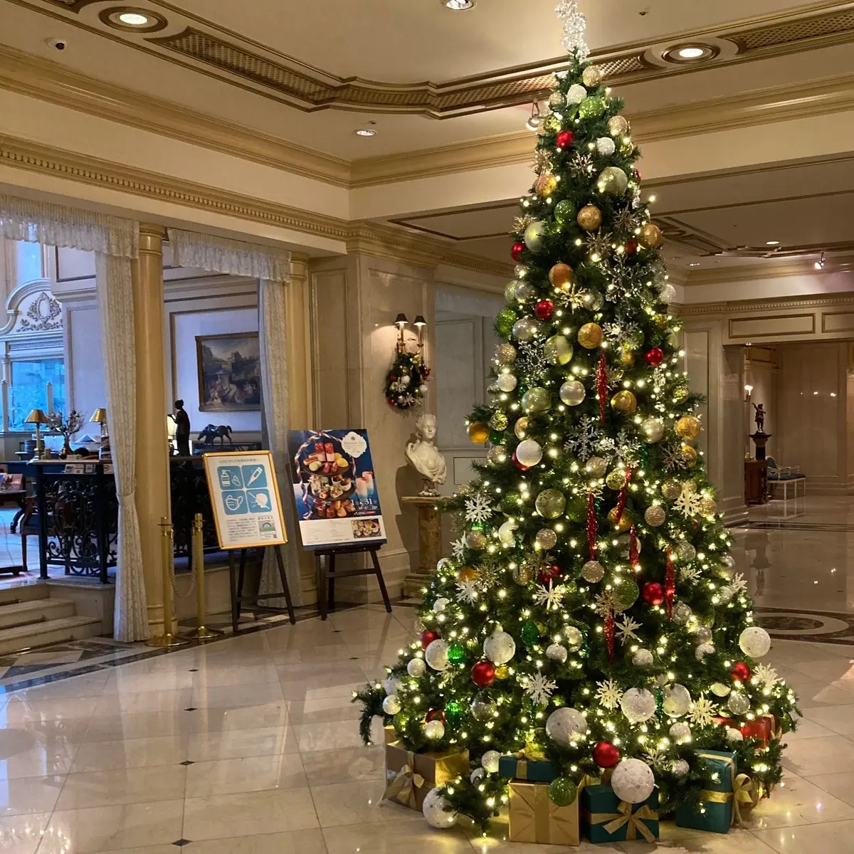 ロビーのクリスマスツリー