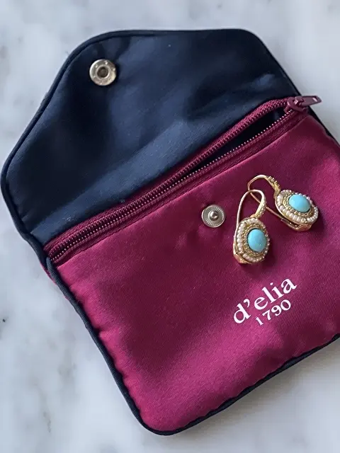 周りにパール、真ん中にターコイズのデザインのピアスに決定！