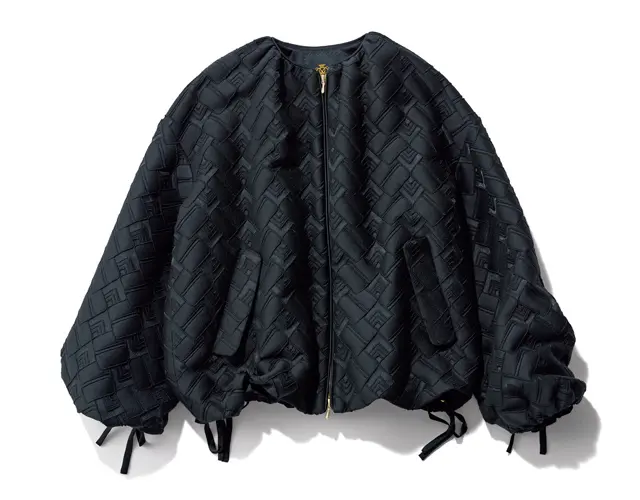 【ドゥロワー】素材の柄で、黒だけど華やかなフェミニン派も満足の一着