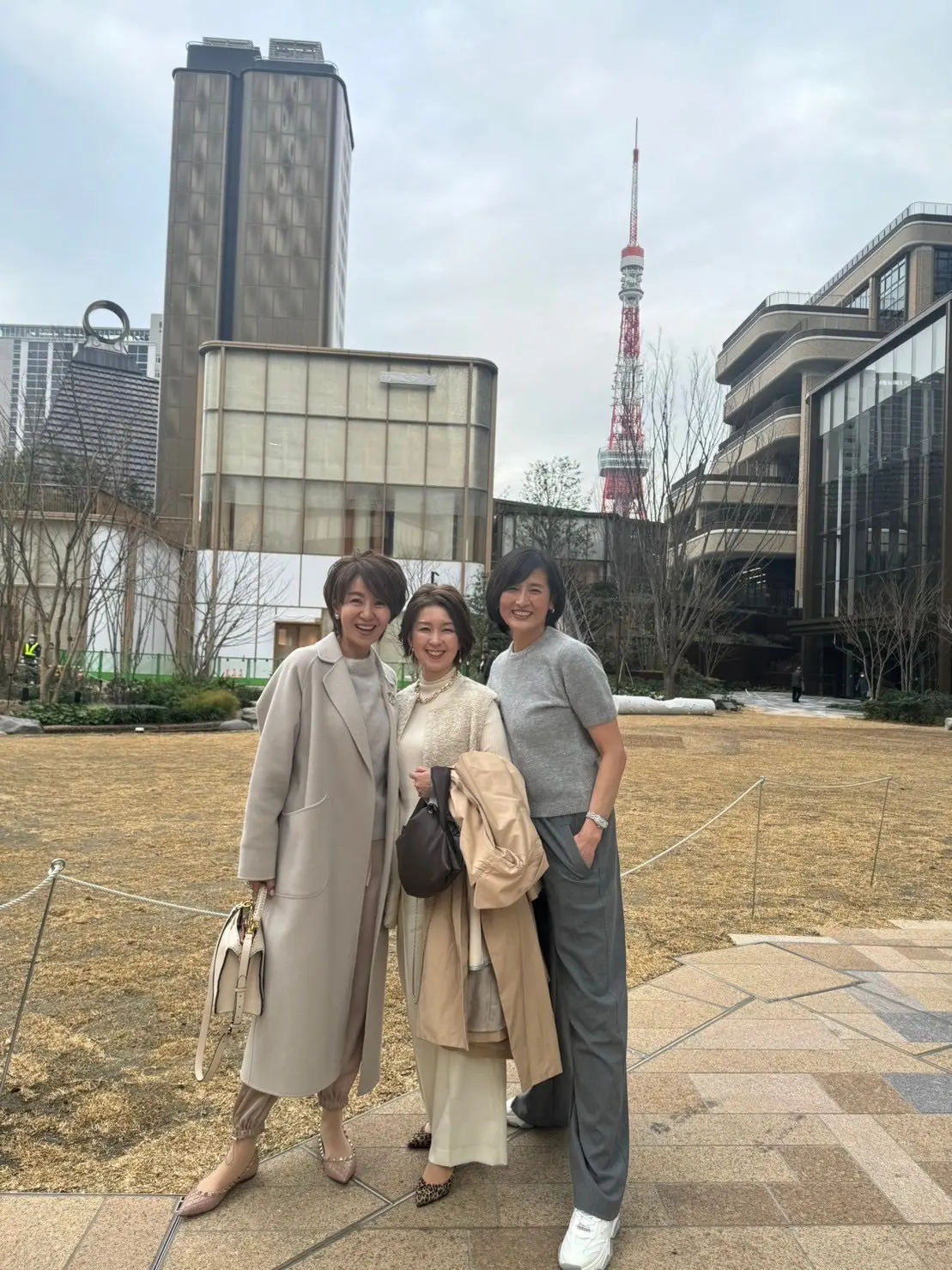 春のグレーコーデの画像_4