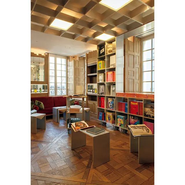 スツールが書見台 にもなるオリジナルデザイン の家具も