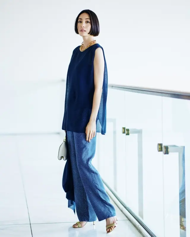 ワンツーコーデに差をつける 透け感トップスがこの夏らしい装いに