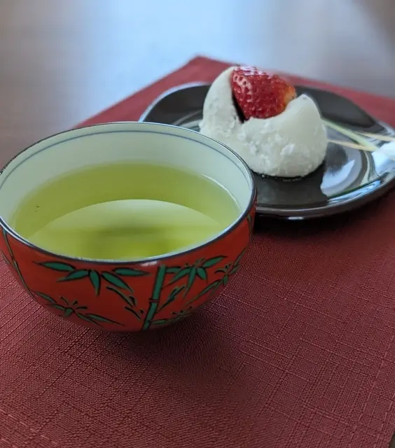 「大森園」の煎茶と「もち処一久大福堂」のいちご大福