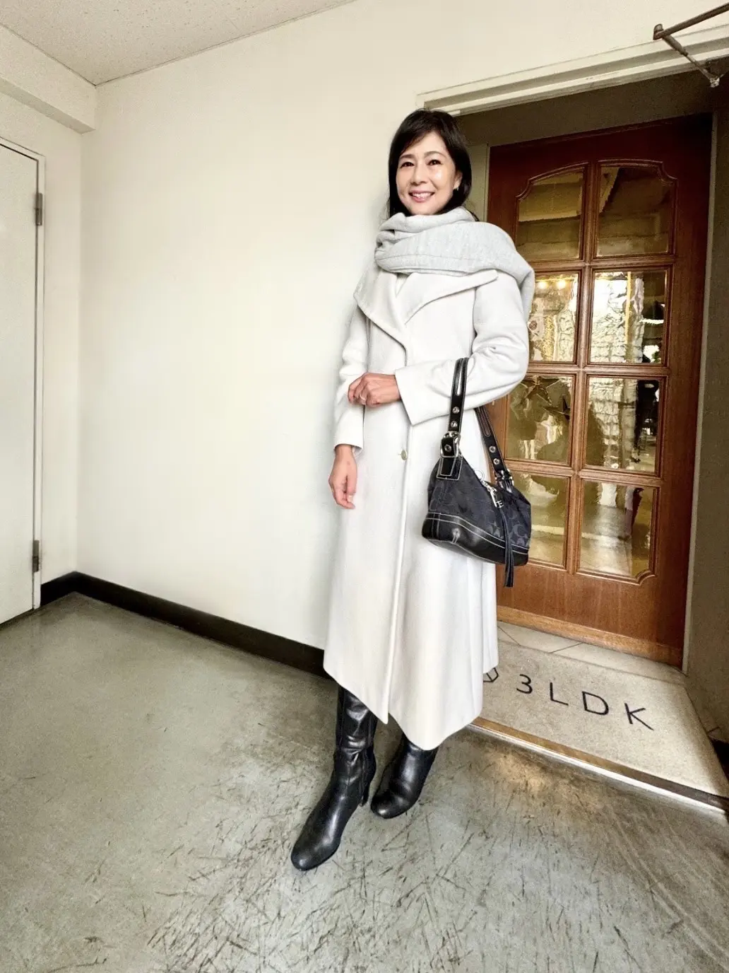 グレー、ライトグレー、アイスグレー、ストール、ウール、ウール100%、グレーストール、白、白コート、白ロングコート、グレージュ、ROPE、ROPE'.ロペ、黒、黒バッグ、バッグ、コーチ、COACH、COACHバッグ、コーチバッグ、ブーツ、ロングブーツ、黒ブーツ、黒ロングブーツ