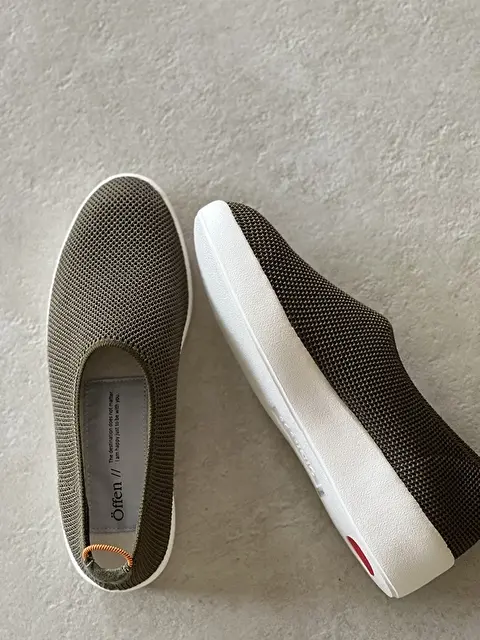 カーキ色のスリッポン