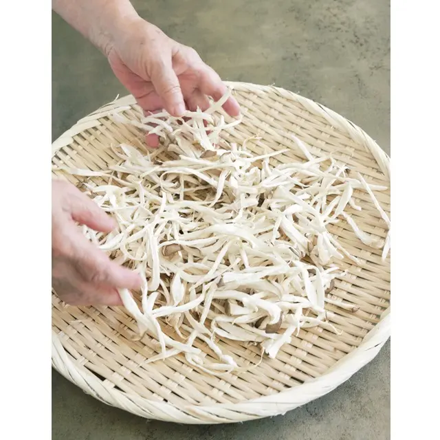 エリンギは縦に細く割き、半 日干す(室内干しで可）。4本分を干すとこの量に