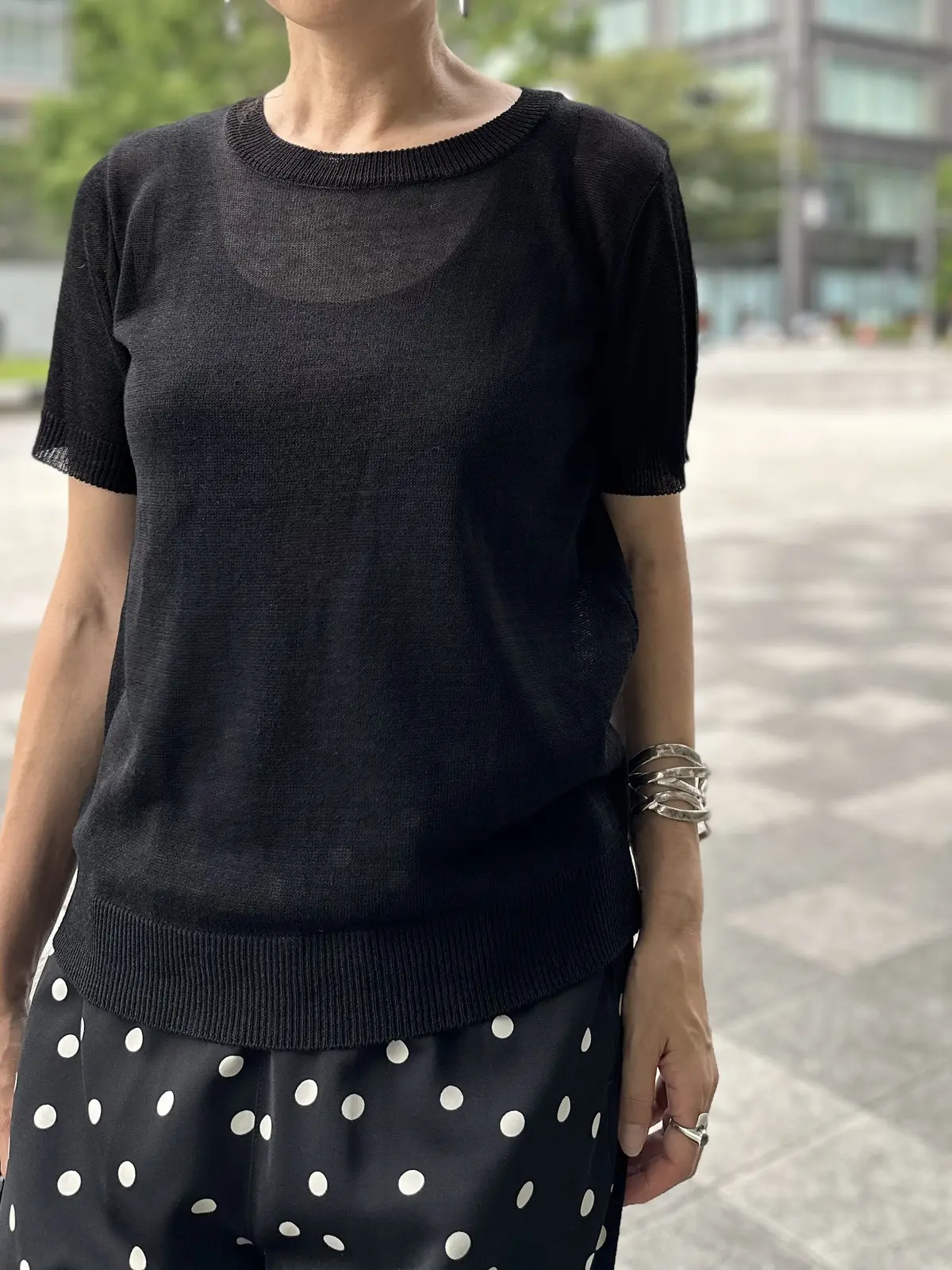 初秋に大活躍！半袖黒ニットの着回しお出かの画像_1