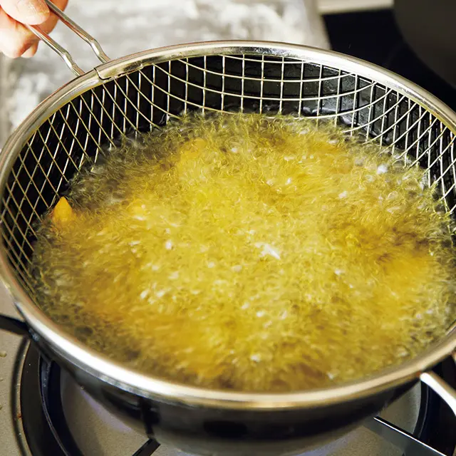 色や泡の出方の変化、音の変化で、揚がり具合がわかります