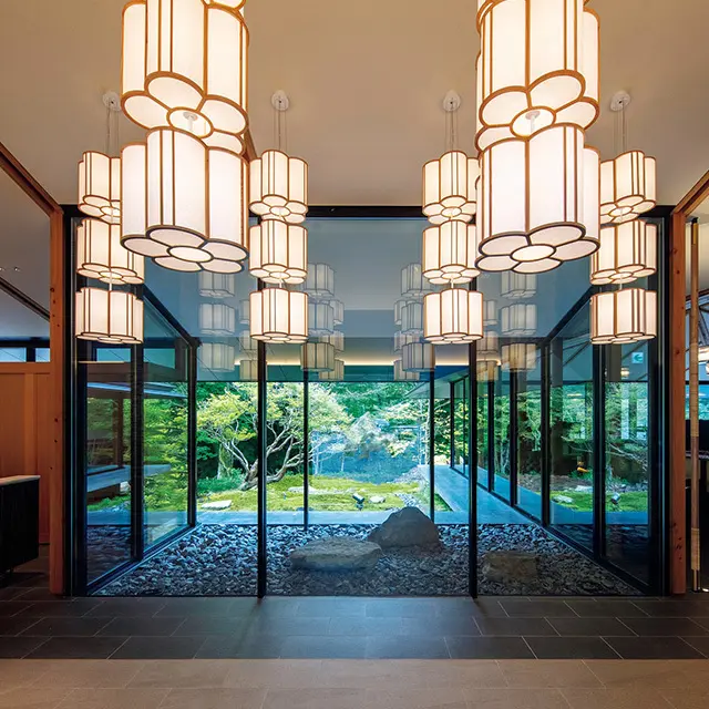 エントランスでは、梅の花をデザ インした照明が出迎える　