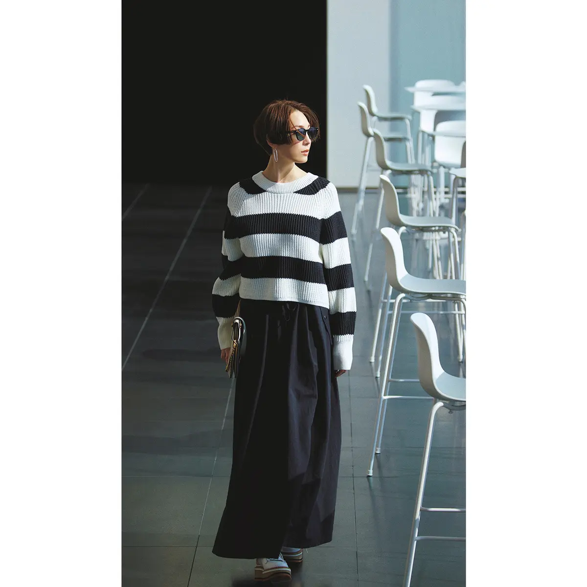 春のカジュアルは潔いモノトーンでモードに締める