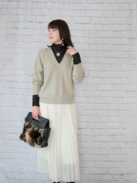 UNIQLO U 春夏コレクションのＶネックセーターの下にシアーカットソーをレイヤード