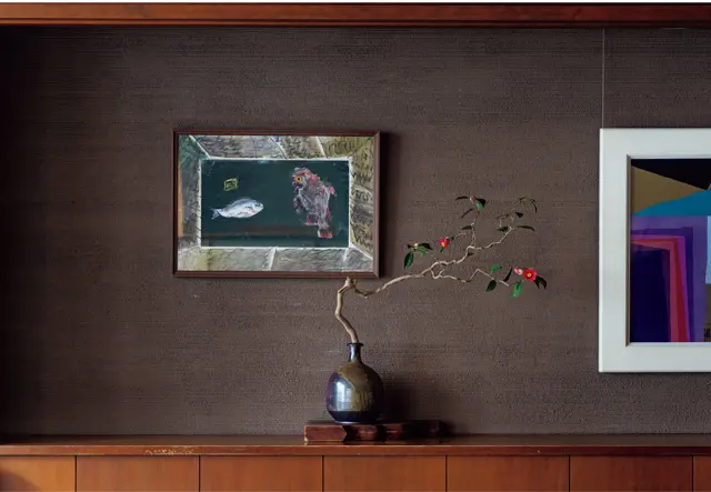 民藝の器や『鍵善良房』とゆかりのある作家の作品を月替わりで飾る本店の喫茶。引き寄せられる美しさの花木は大黒さんが7年かけて育てた雲龍椿。絵画は中川一政作