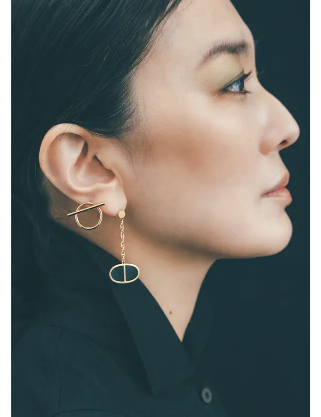 ピアス（耳下）「シェーヌ・ダンクル・ヴェルソ」（PG×ブラックセラミック）￥607,200・ピアス（耳上）「エシャペ」（PG）￥364,100・シャツドレス￥227,700／エルメスジャポン（エルメス）