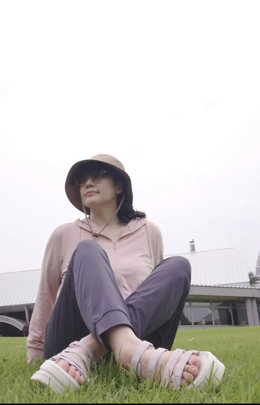 農業科学館で芝生に座る私